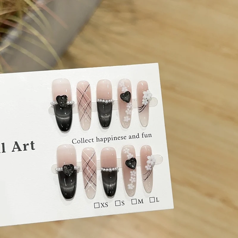 Künstlerisches Druck-Nagelkunst-Set mit floralen und herzförmigen Akzenten
