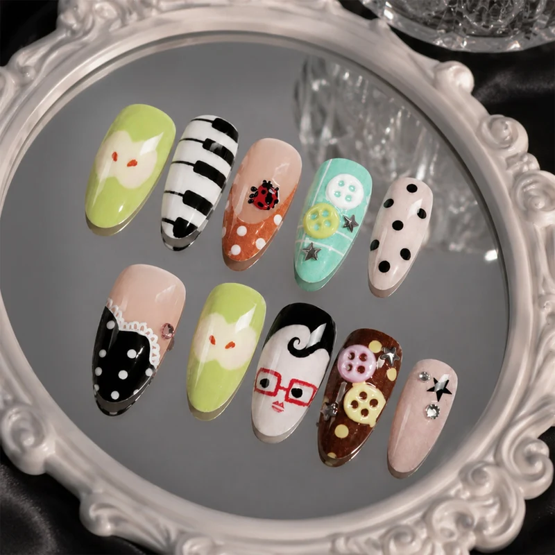 Kreatives Kunstnagelset mit verspielten Mustern und 3D-Details Karnz