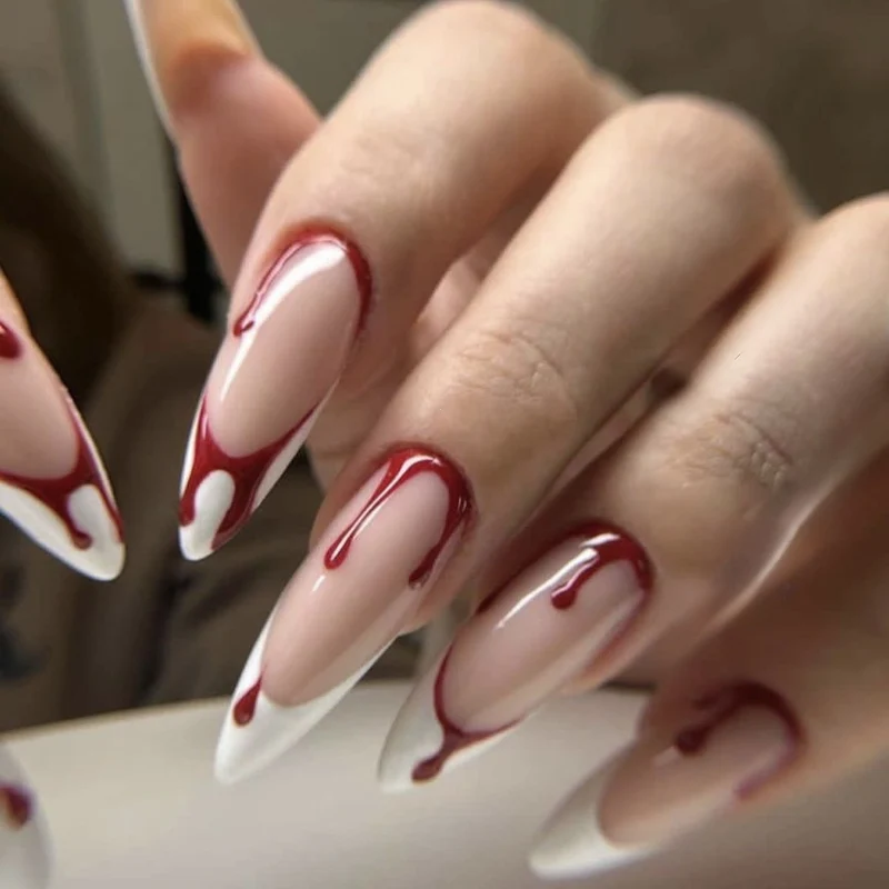 Kreatives Kunstnagelset mit schaurigen Blutmotiven Karnz