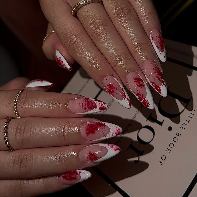 Kreatives Kunstnagelset mit schaurigen Blutmotiven Karnz