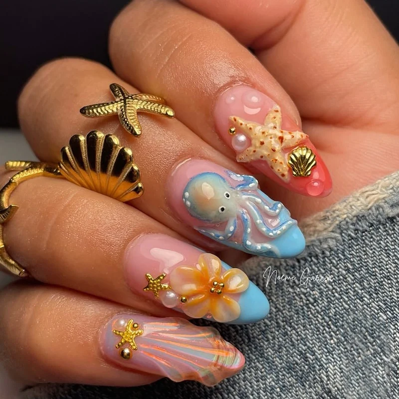 Kreatives Kunstnagelset mit maritimen Designs und eleganten Verzierungen Karnz