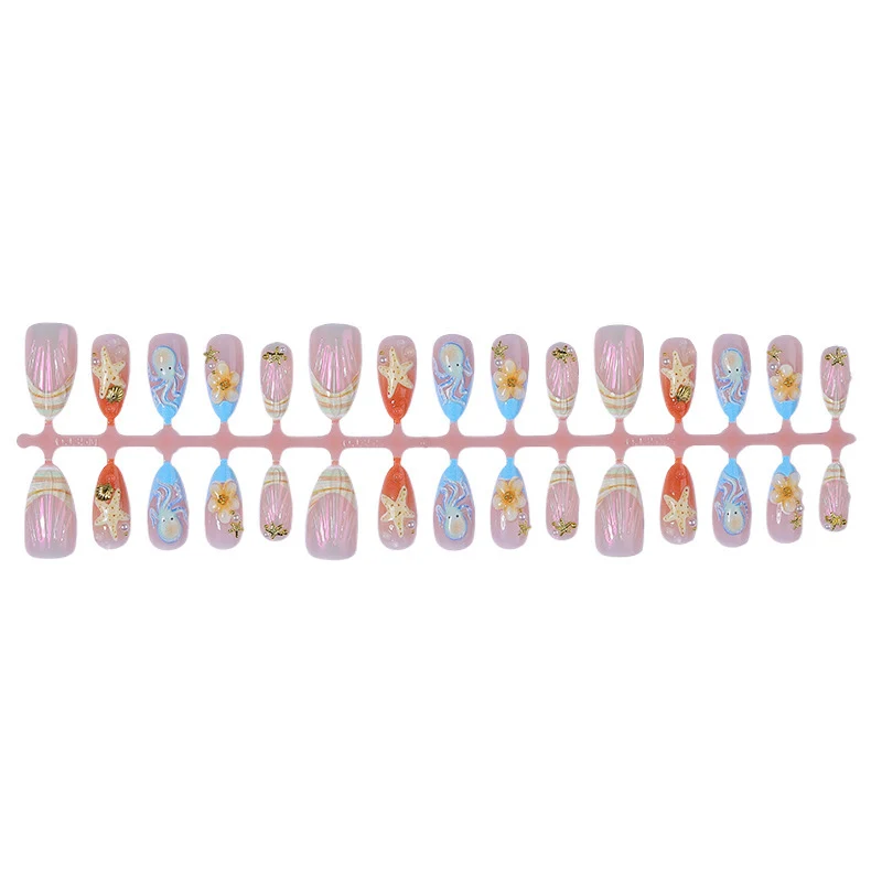 Kreatives Kunstnagelset mit maritimen Designs und eleganten Verzierungen Karnz