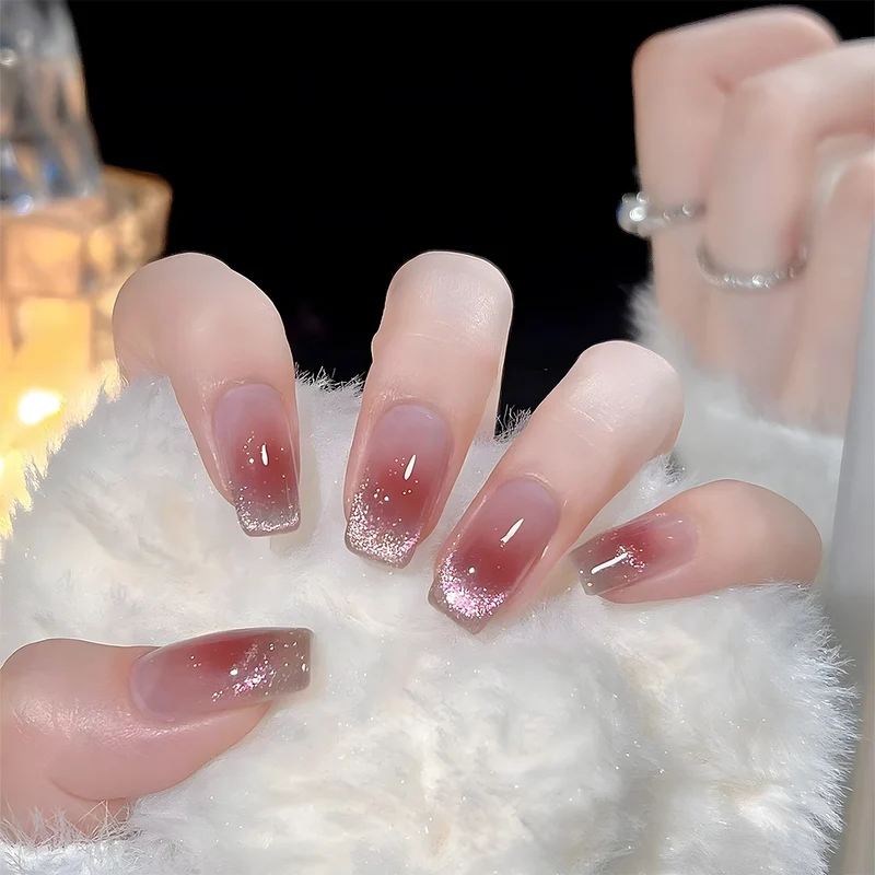 Glamouröses Kunstnagelset mit Glitzer- und Glamourakzenten Karnz
