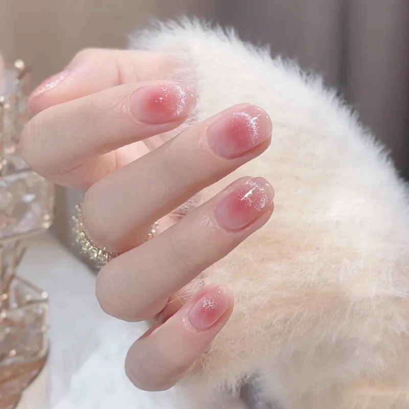 Glamouröses Kunstnagelset mit Glitzer- und Glamourakzenten Karnz