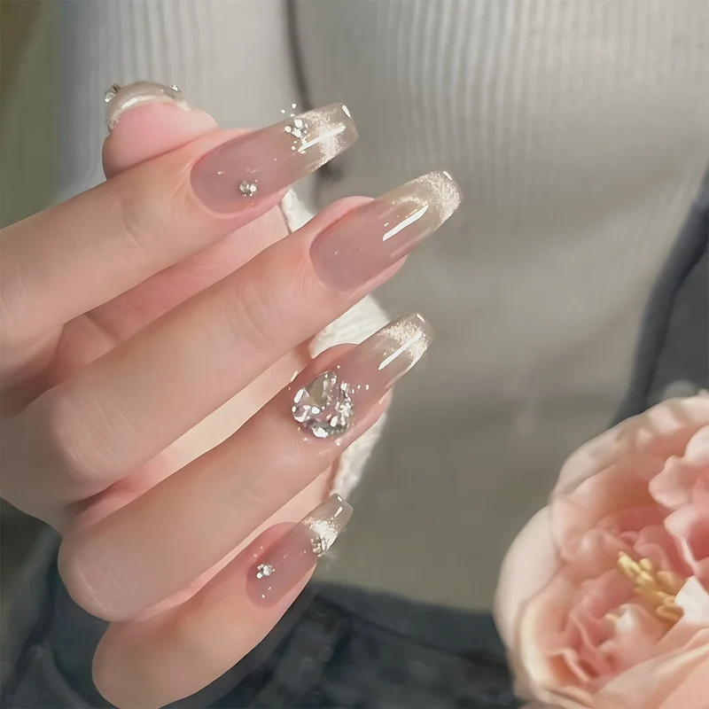 Glamouröses Kunstnagelset mit Glitzer- und Glamourakzenten Karnz