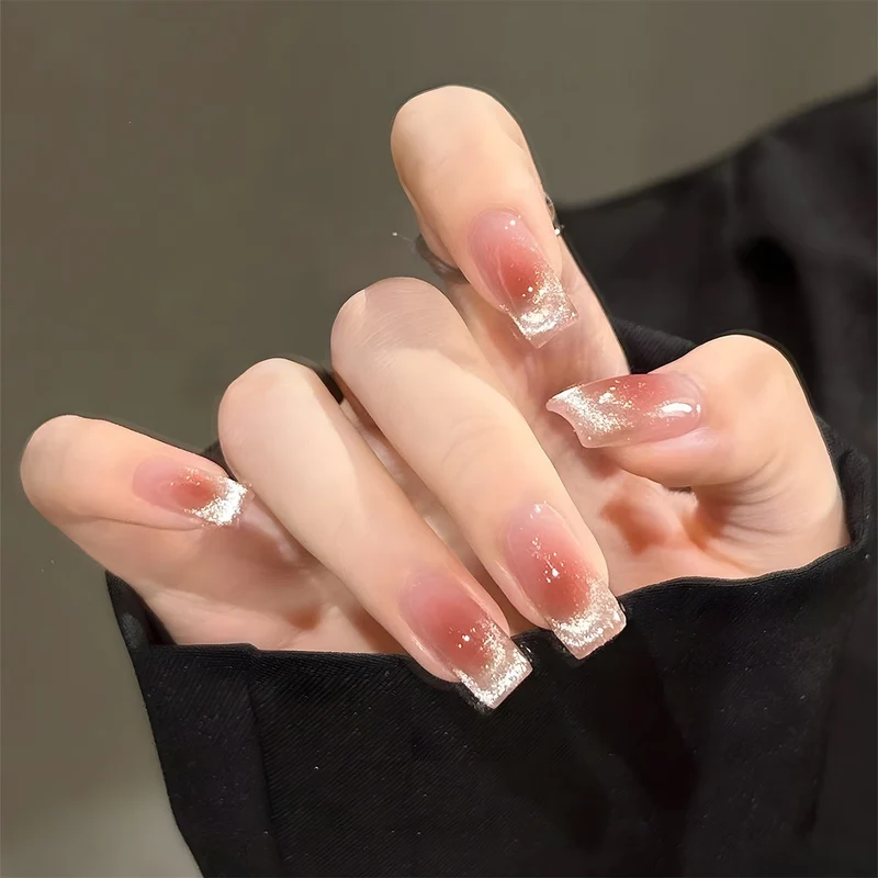 Glamouröses Kunstnagelset mit Glitzer- und Glamourakzenten Karnz