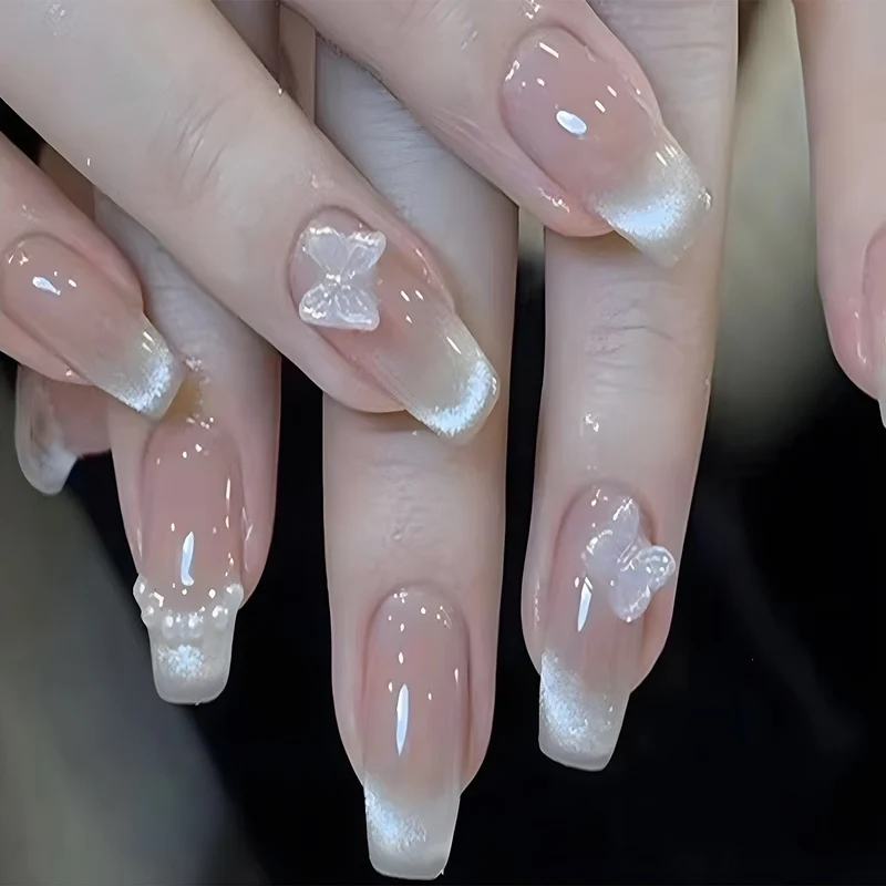Glamouröses Kunstnagelset mit Glitzer- und Glamourakzenten Karnz