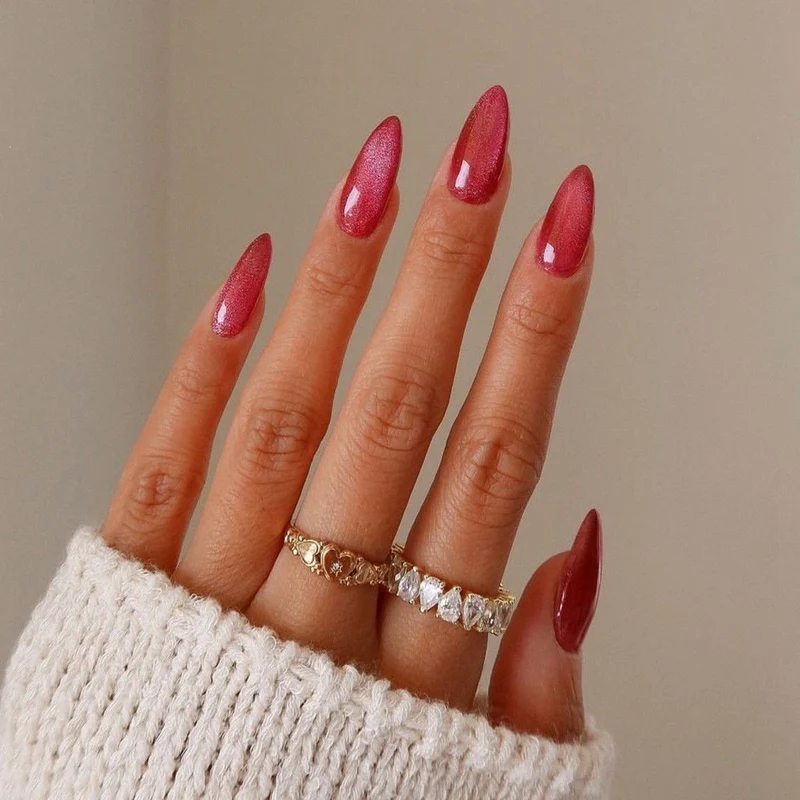 Glamouröses Kunstnagelset mit Glitzer- und Glamourakzenten Karnz