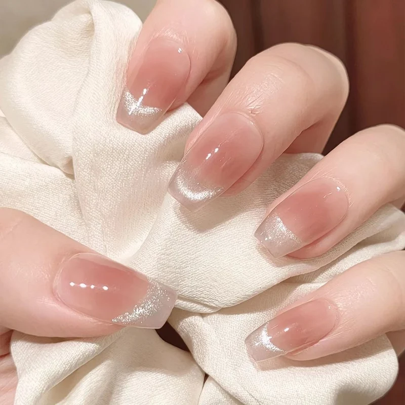 Glamouröses Kunstnagelset mit Glitzer- und Glamourakzenten Karnz