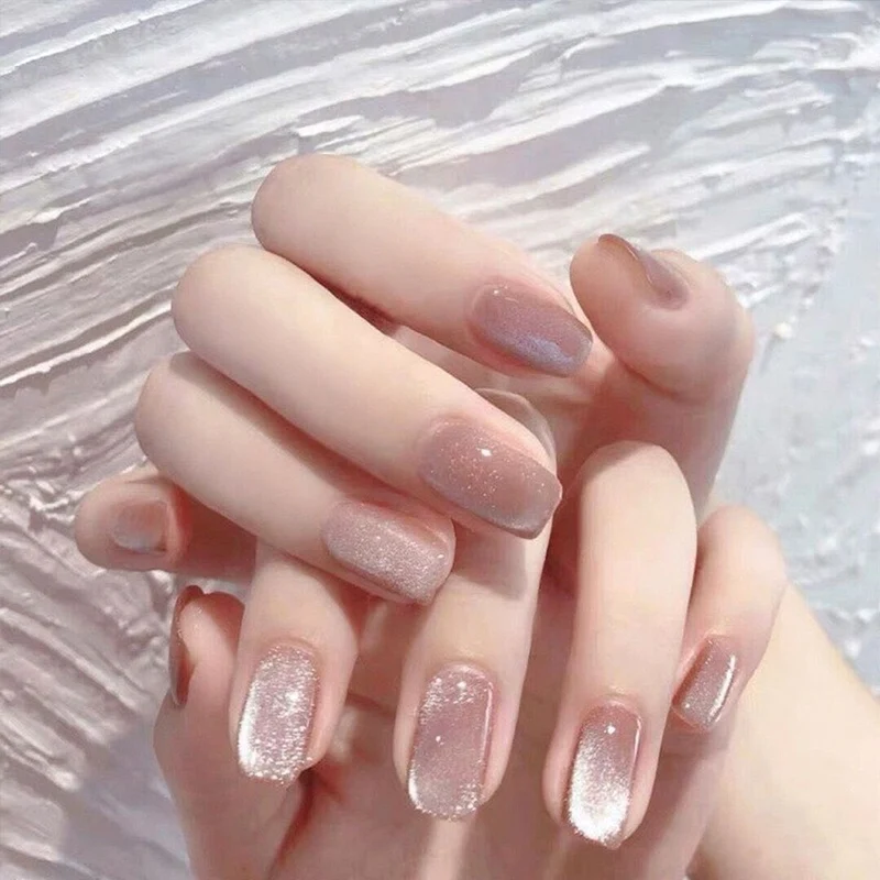 Glamouröses Kunstnagelset mit Glitzer- und Glamourakzenten Karnz