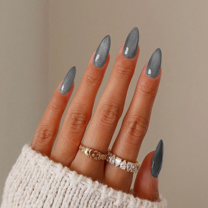 Glamouröses Kunstnagelset mit Glitzer- und Glamourakzenten Karnz