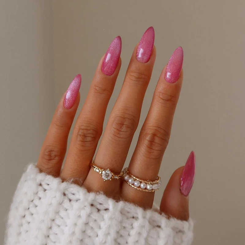 Glamouröses Kunstnagelset mit Glitzer- und Glamourakzenten Karnz