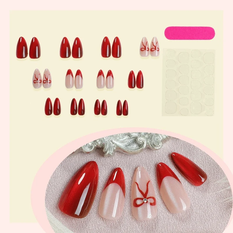 Glamouröses Kunstnagelset mit Glitzer-Effekten und eleganten Bogenmotiven Karnz