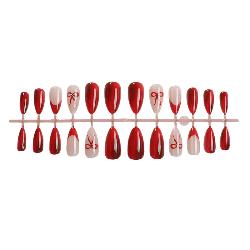 Glamouröses Kunstnagelset mit Glitzer-Effekten und eleganten Bogenmotiven Karnz