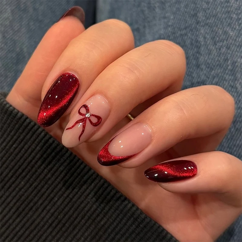 Glamouröses Kunstnagelset mit Glitzer-Effekten und eleganten Bogenmotiven Karnz