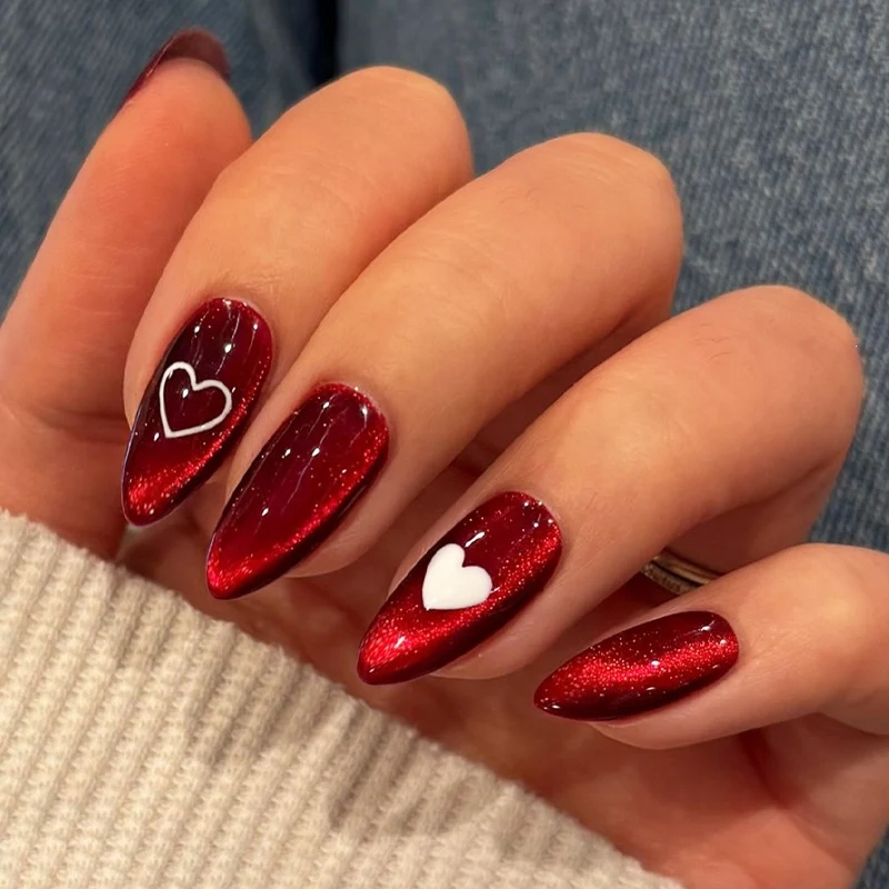 Glamouröses Kunstnagelset mit Glitzer-Effekten und eleganten Bogenmotiven Karnz