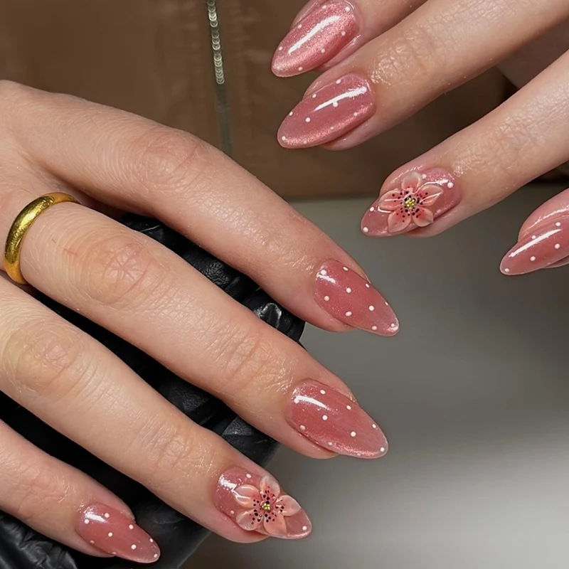 Glamouröses Kunstnagelset mit funkelnden Akzenten und 3D-Blumen Karnz