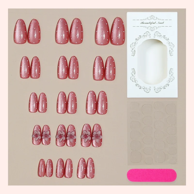 Glamouröses Kunstnagelset mit funkelnden Akzenten und 3D-Blumen Karnz