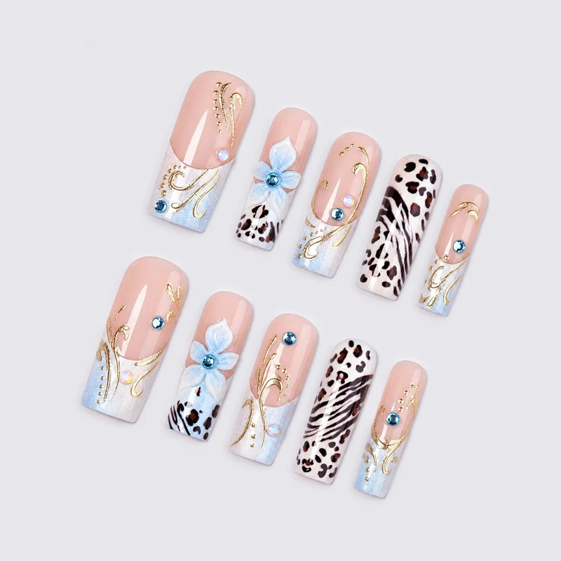 Glamouröses Kunstnagelset mit floralen Akzenten und Glitzerdetails Karnz