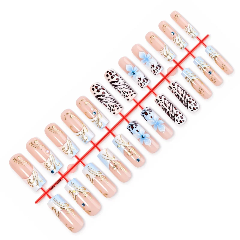 Glamouröses Kunstnagelset mit floralen Akzenten und Glitzerdetails Karnz