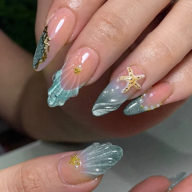 Glamouröses Kunstnagelset mit filigranen Verzierungen Karnz