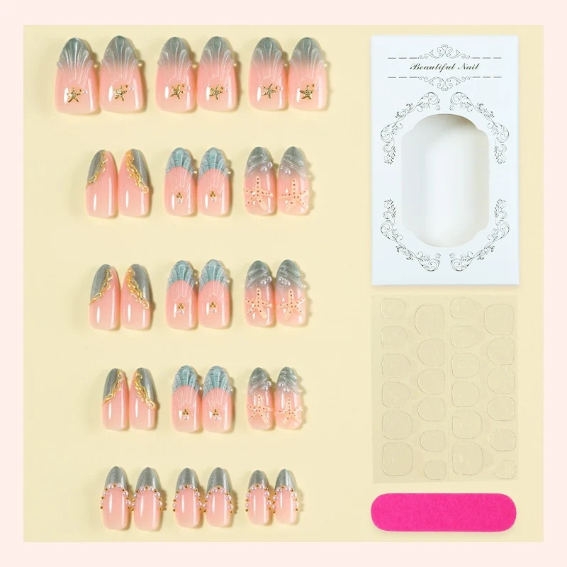 Glamouröses Kunstnagelset mit filigranen Verzierungen Karnz