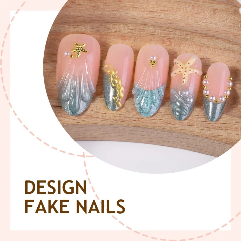Glamouröses Kunstnagelset mit filigranen Verzierungen Karnz