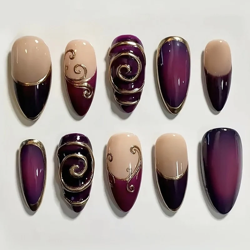 Glamouröses Kunstnagelset mit edlen Verzierungen Karnz