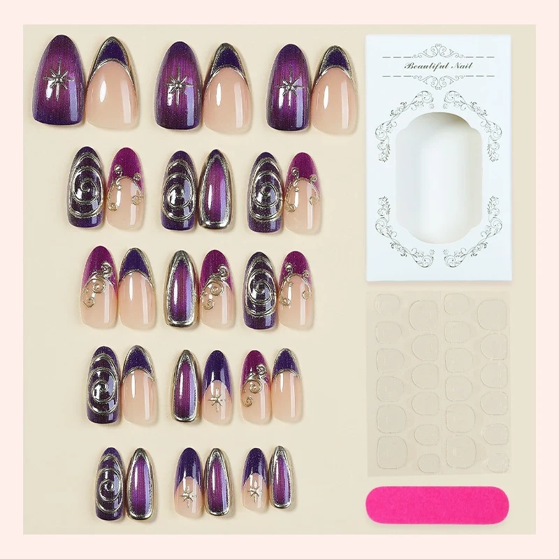 Glamouröses Kunstnagelset mit edlen Verzierungen Karnz