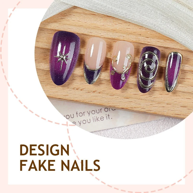 Glamouröses Kunstnagelset mit edlen Verzierungen Karnz