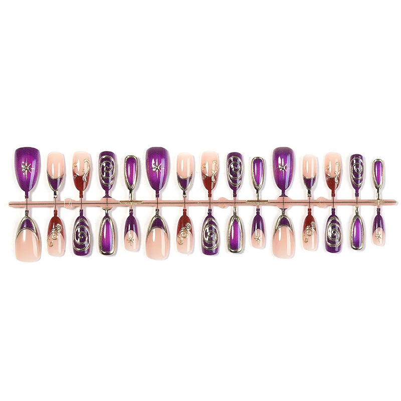 Glamouröses Kunstnagelset mit edlen Verzierungen Karnz
