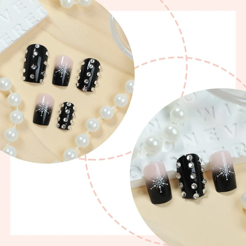 Glamouröses Kunstnagelset mit Dekorativen Strass- und Sternenmotiven Karnz