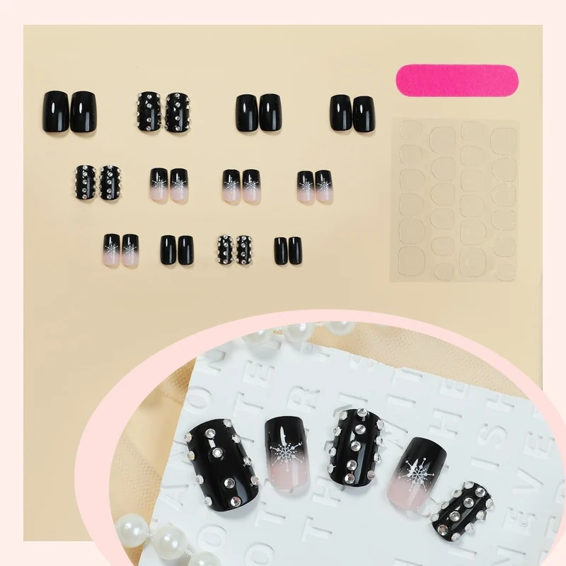 Glamouröses Kunstnagelset mit Dekorativen Strass- und Sternenmotiven Karnz