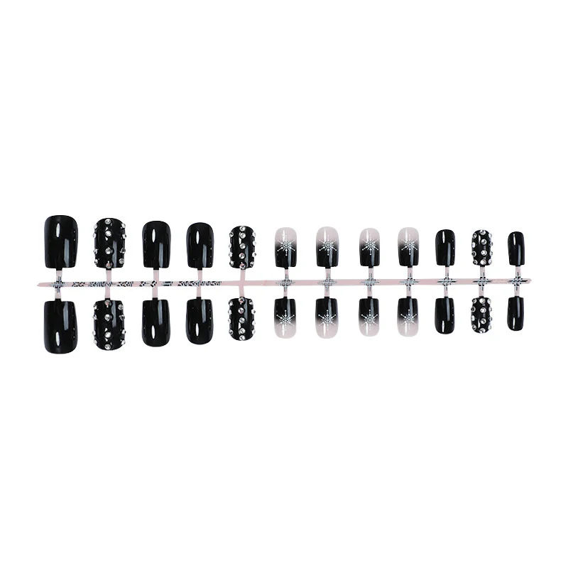Glamouröses Kunstnagelset mit Dekorativen Strass- und Sternenmotiven Karnz