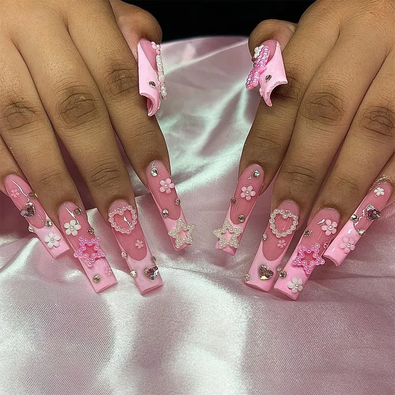 Glamouröses Kunstnagelset mit 3D-Schleifen und Glitzersteinen Karnz