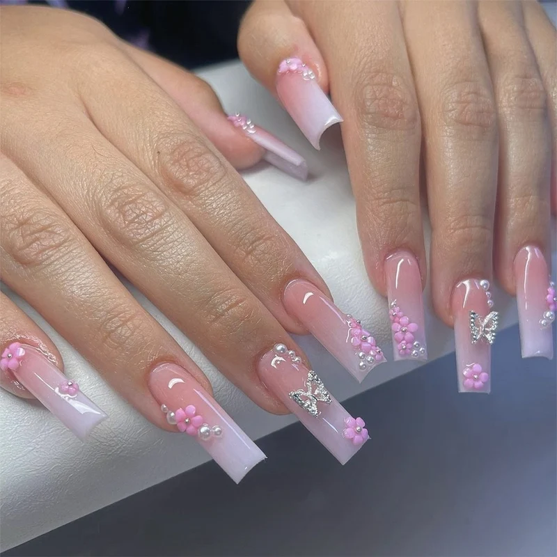 Glamouröses Kunstnagelset mit 3D-Schleifen und Glitzersteinen Karnz