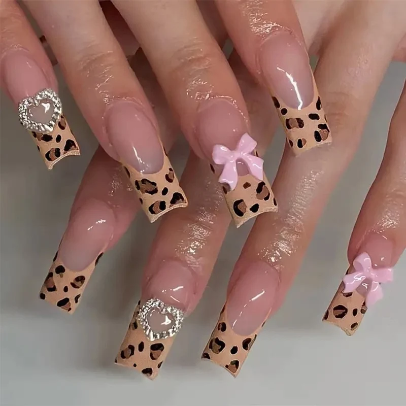 Glamouröses Kunstnagelset mit 3D-Schleifen und Glitzersteinen Karnz