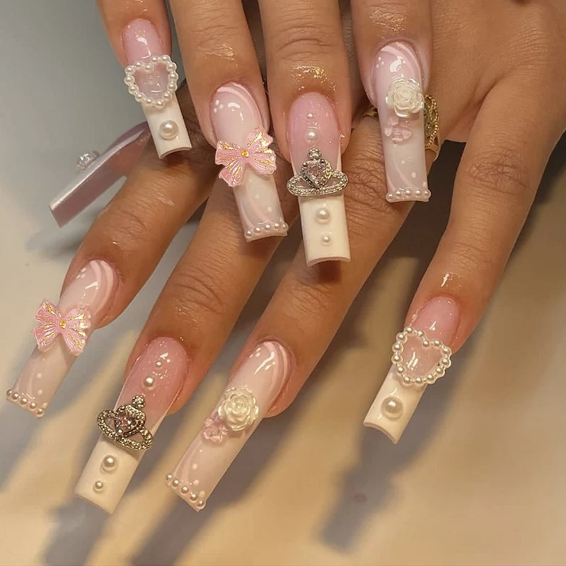 Glamouröses Kunstnagelset mit 3D-Schleifen und Glitzersteinen Karnz