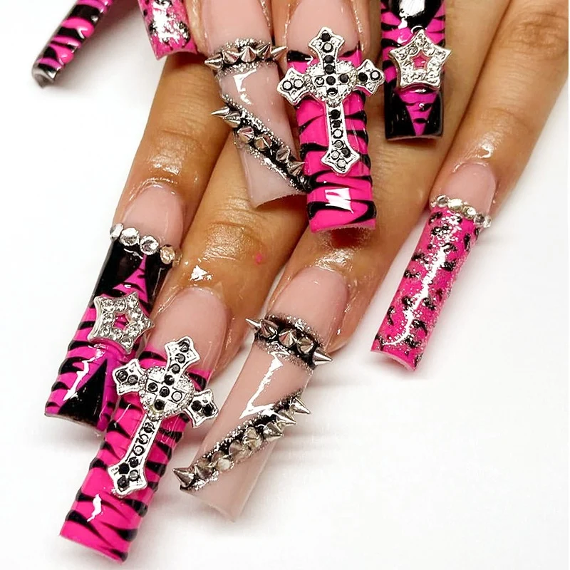 Kunstnagelset mit auffälligen Tier- und Glitzermustern Karnz
