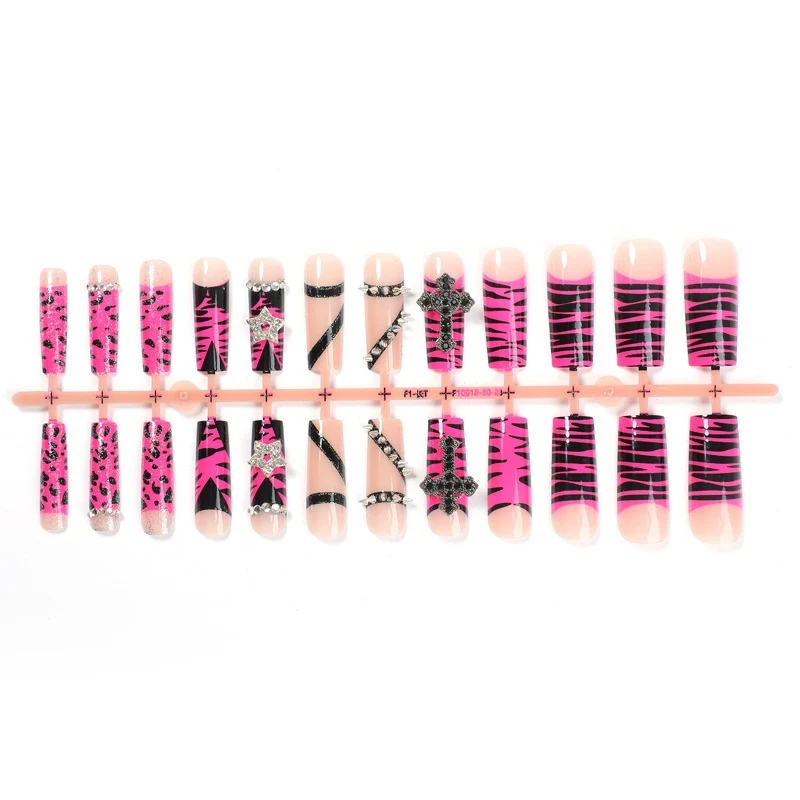 Kunstnagelset mit auffälligen Tier- und Glitzermustern Karnz