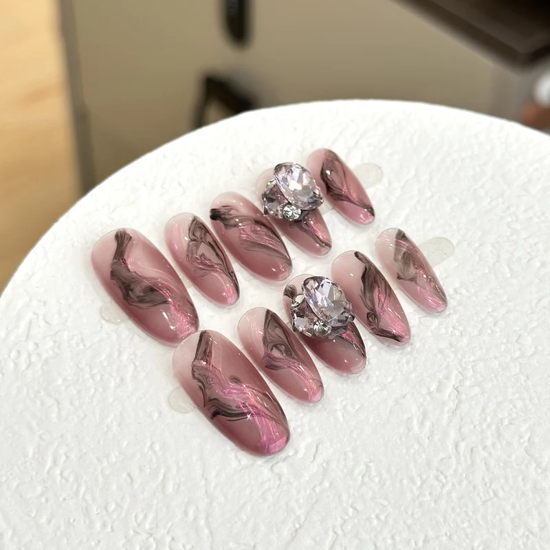 Künstlerisches Marmor-Design Press-On Nagelset mit Edelstein-Akzenten