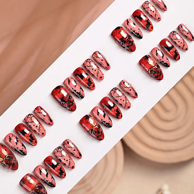 Kreatives Kunstnagelset mit gruseligen Halloween-Motiven Karnz
