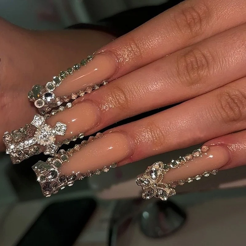 Glamouröses Kunstnagelset mit 3D-Schleifen und Glitzerdetails Karnz