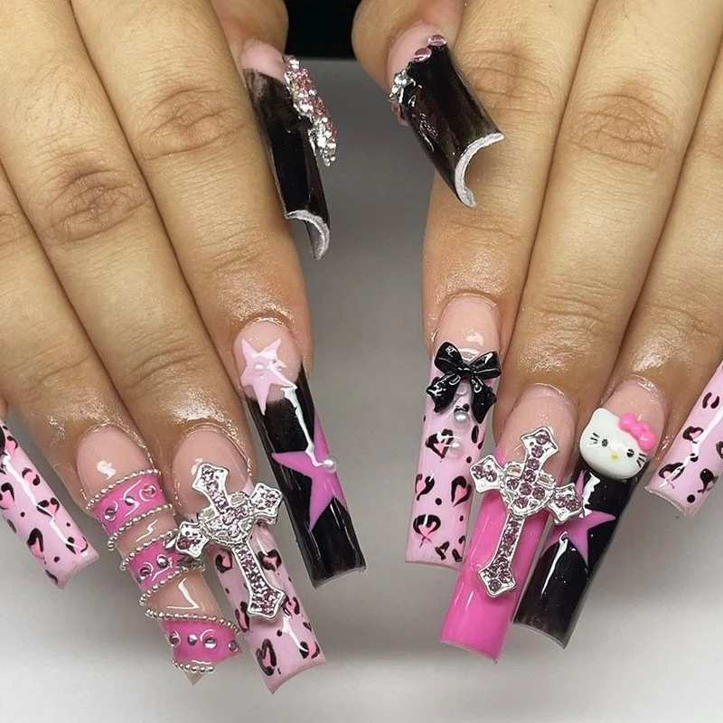 Glamouröses Kunstnagelset mit 3D-Schleifen und Glitzerdetails Karnz