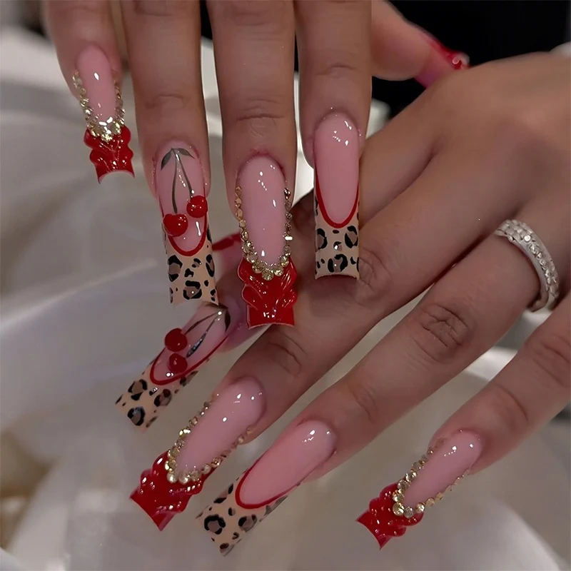 Glamouröses Kunstnagelset mit 3D-Schleifen und Glitzerdetails Karnz