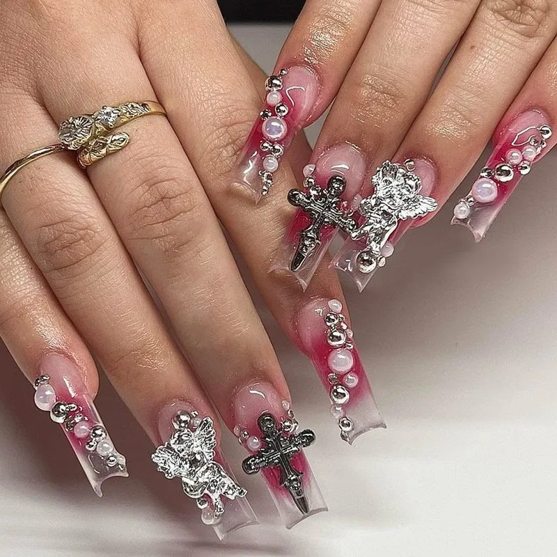 Glamouröses Kunstnagelset mit 3D-Schleifen und Glitzerdetails Karnz