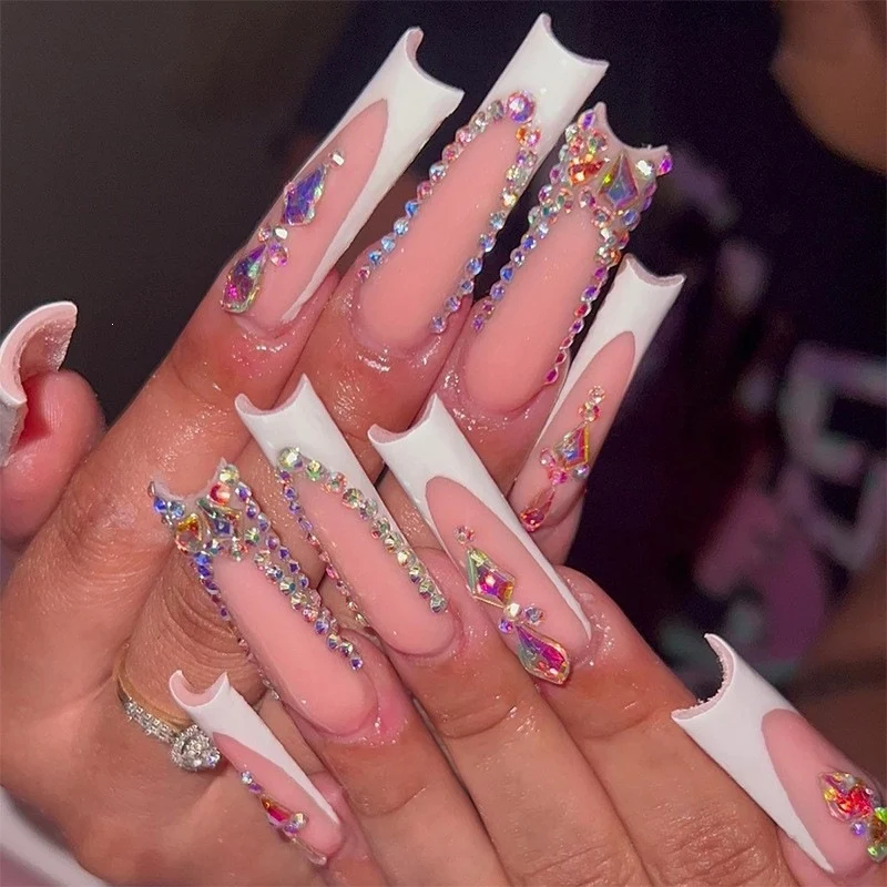 Glamouröses Kunstnagelset mit 3D-Schleifen und Glitzerdetails Karnz