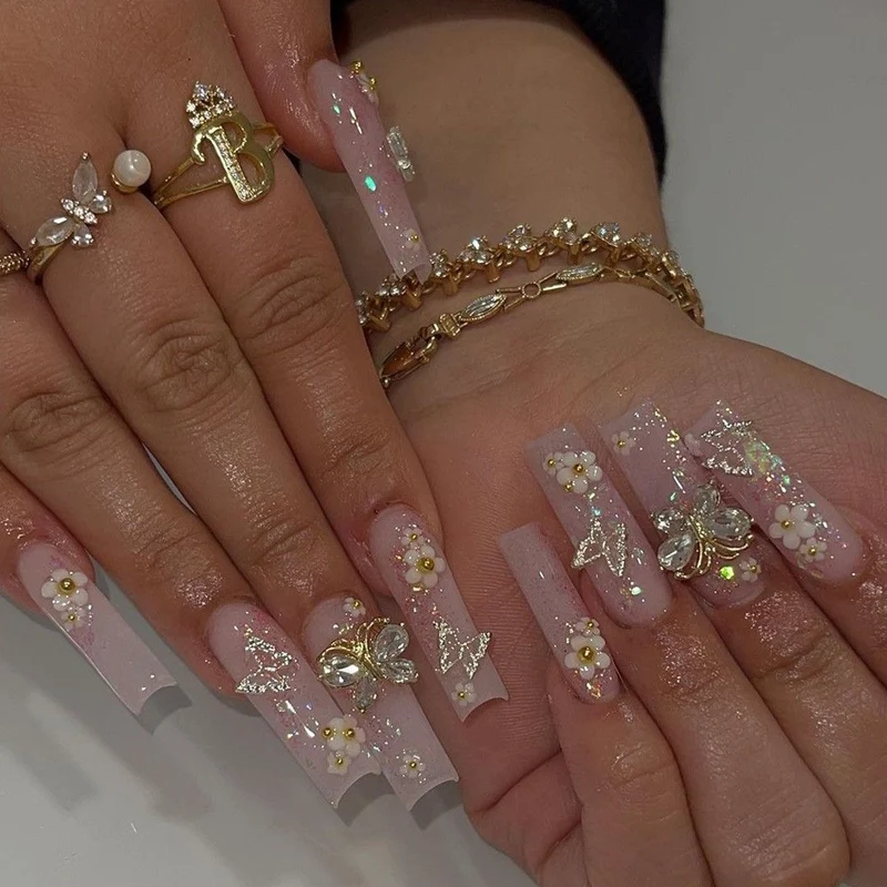 Glamouröses Kunstnagelset mit 3D-Schleifen und Glitzerdetails Karnz