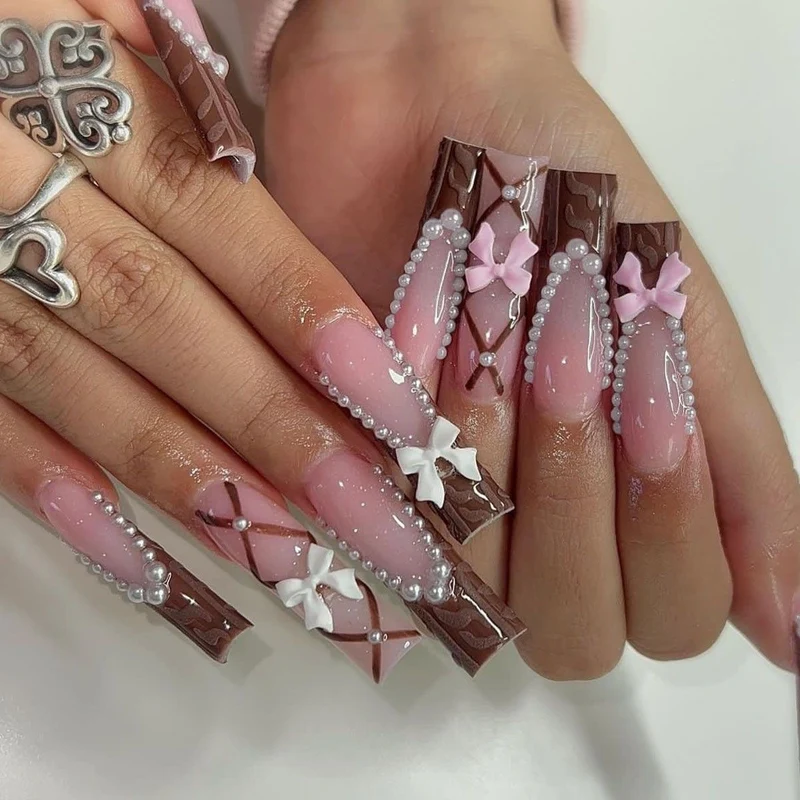 Glamouröses Kunstnagelset mit 3D-Schleifen und Glitzerdetails Karnz