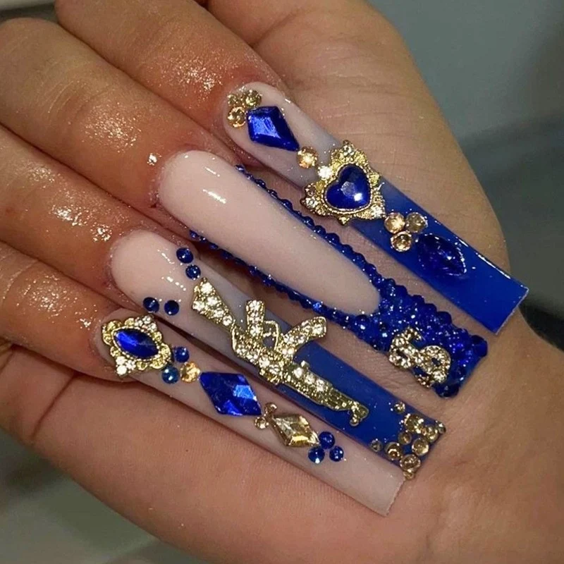 Glamouröses Kunstnagelset mit 3D-Schleifen und Glitzerdetails Karnz